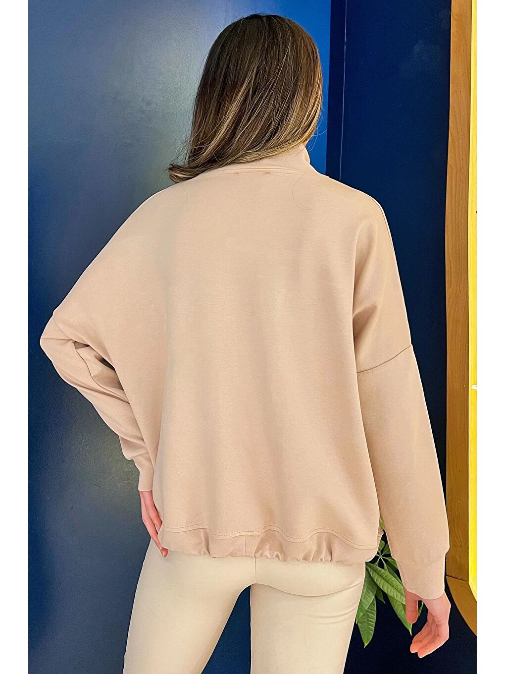 Bej Yarım Balıkçı Yaka Çift Cepli Bel Bağlama Detaylı Ve Konforlu Taşlı Sweatshirt-3