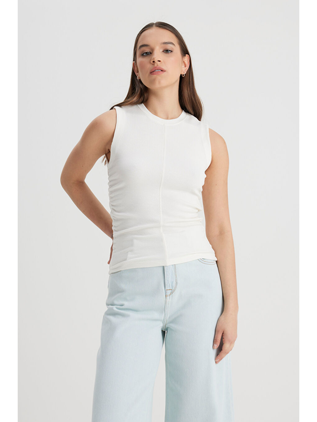 Slim Fit Dar Kesim Bisiklet Yaka Kırık Beyaz Tişört-3