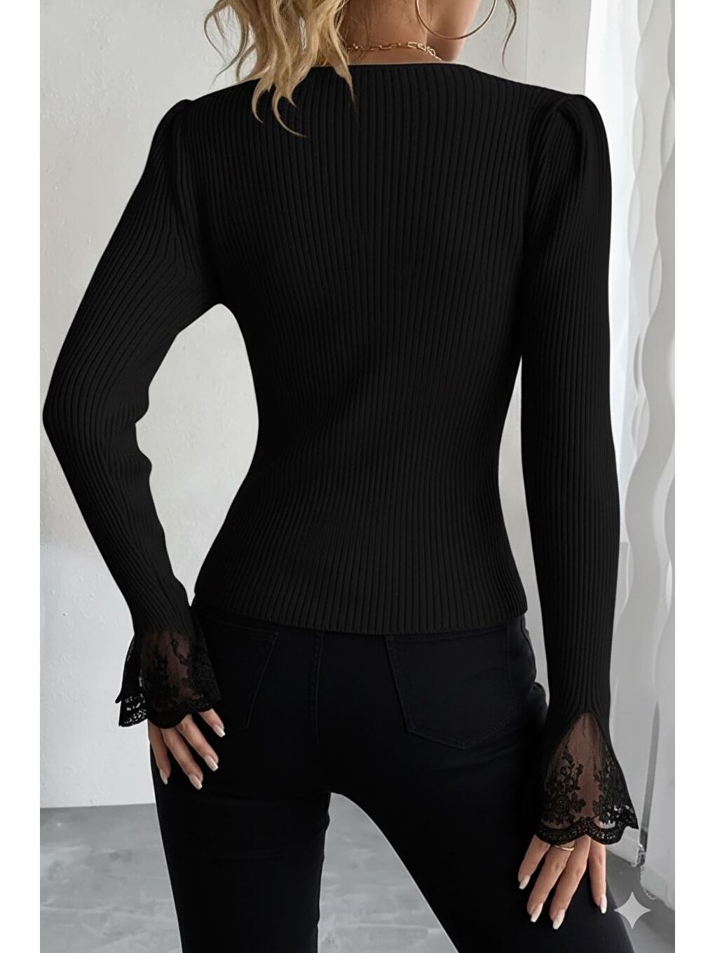 Siyah Kol Güpür Detaylı V Yaka Triko Bluz-3