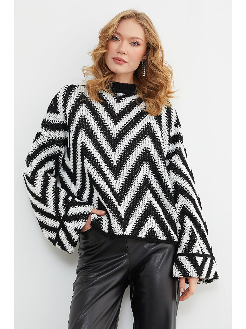 Siyah Zikzak Desenli Kol Detaylı Triko Kazak-1
