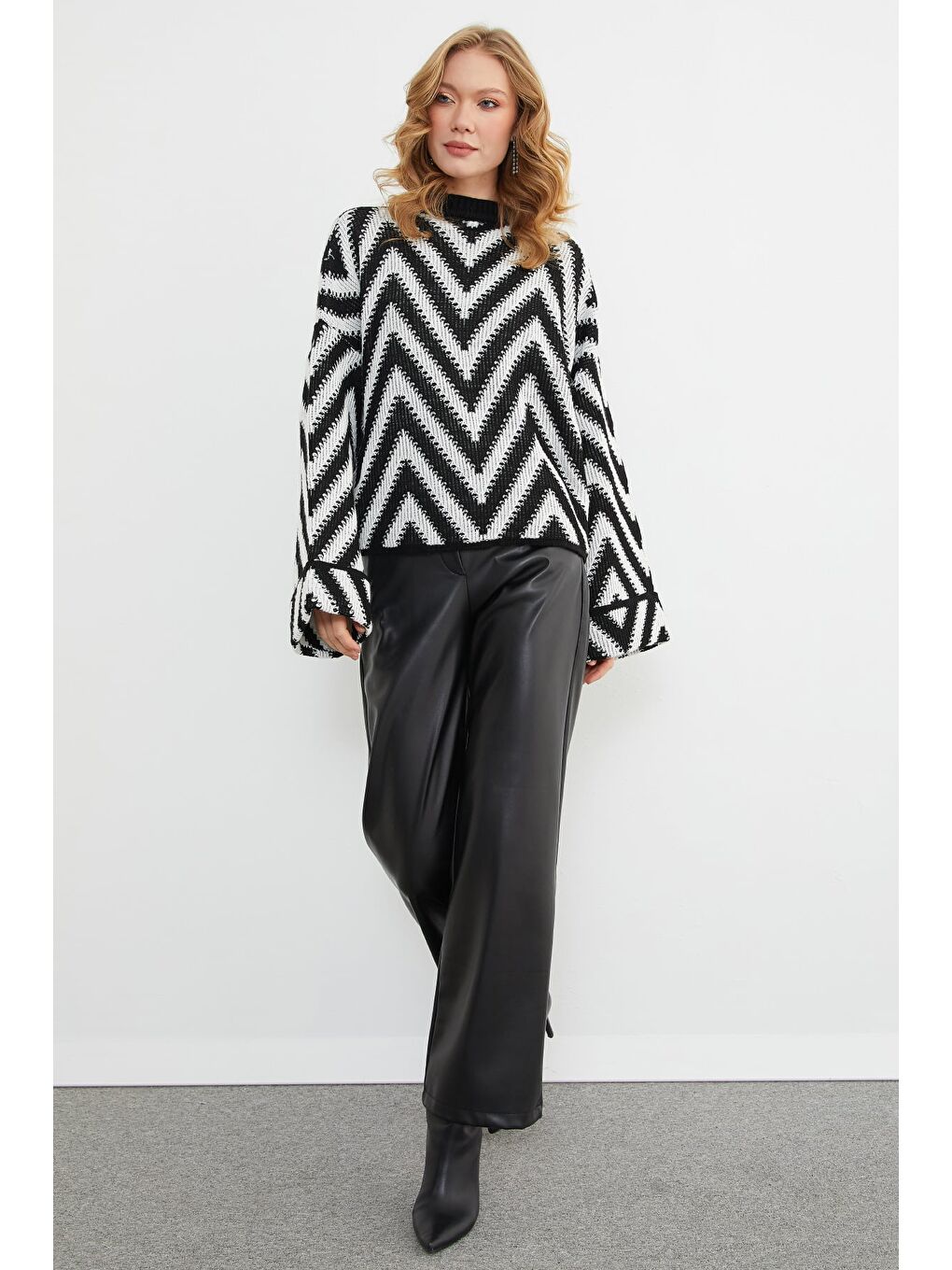 Siyah Zikzak Desenli Kol Detaylı Triko Kazak-2