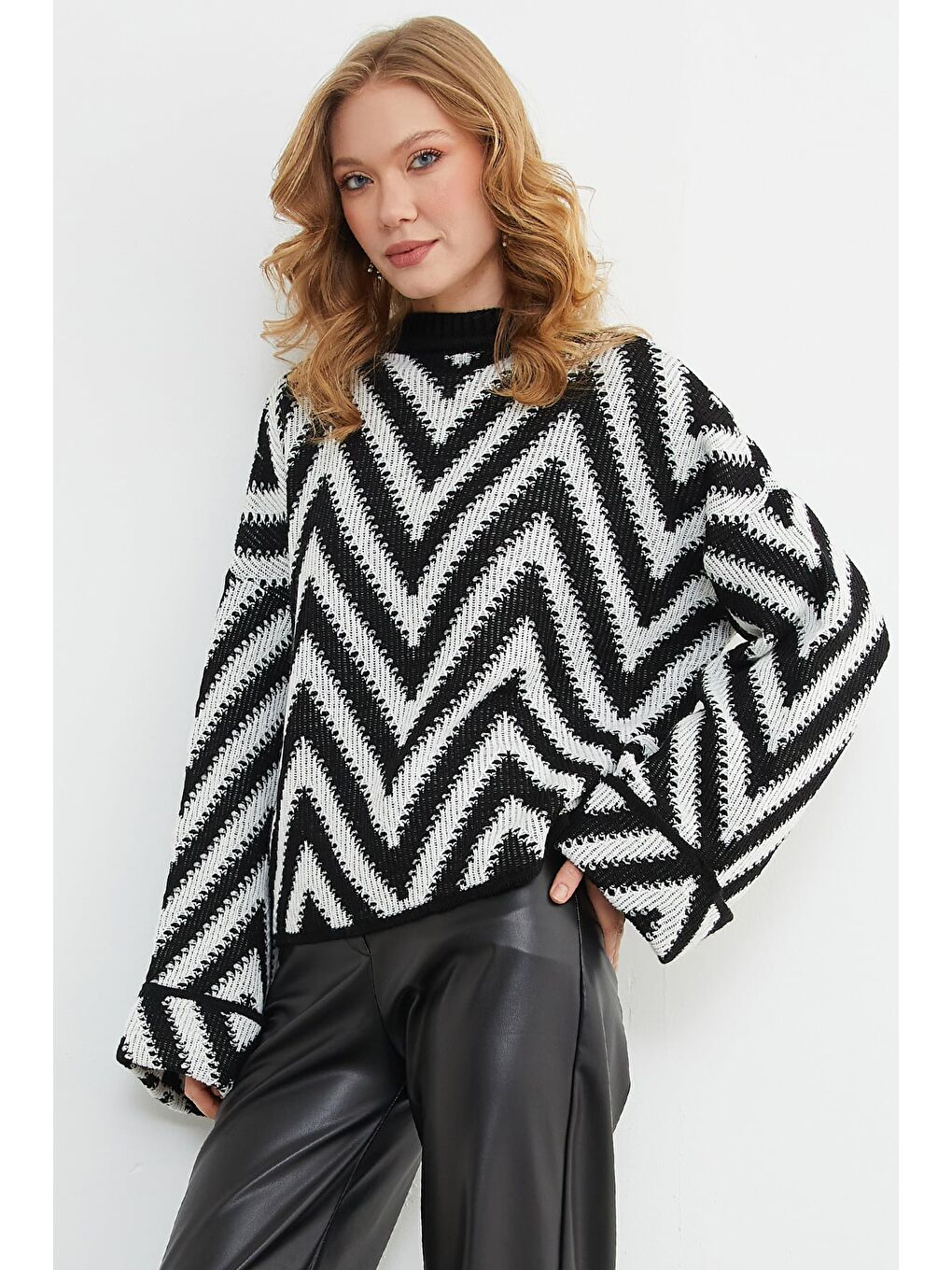 Siyah Zikzak Desenli Kol Detaylı Triko Kazak-3