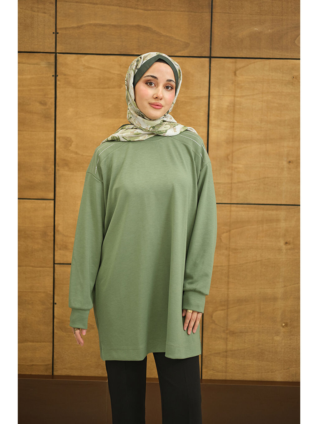 Kadın Bisiklet Yaka Omuz Taş Detay Regular Viskon Tunik Yeşil-3