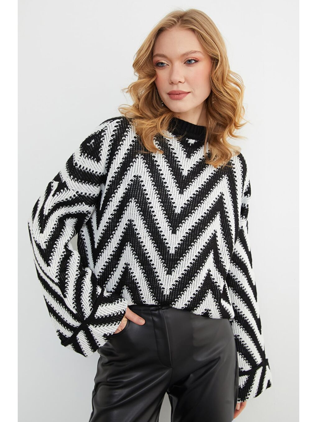 Siyah Zikzak Desenli Kol Detaylı Triko Kazak-4