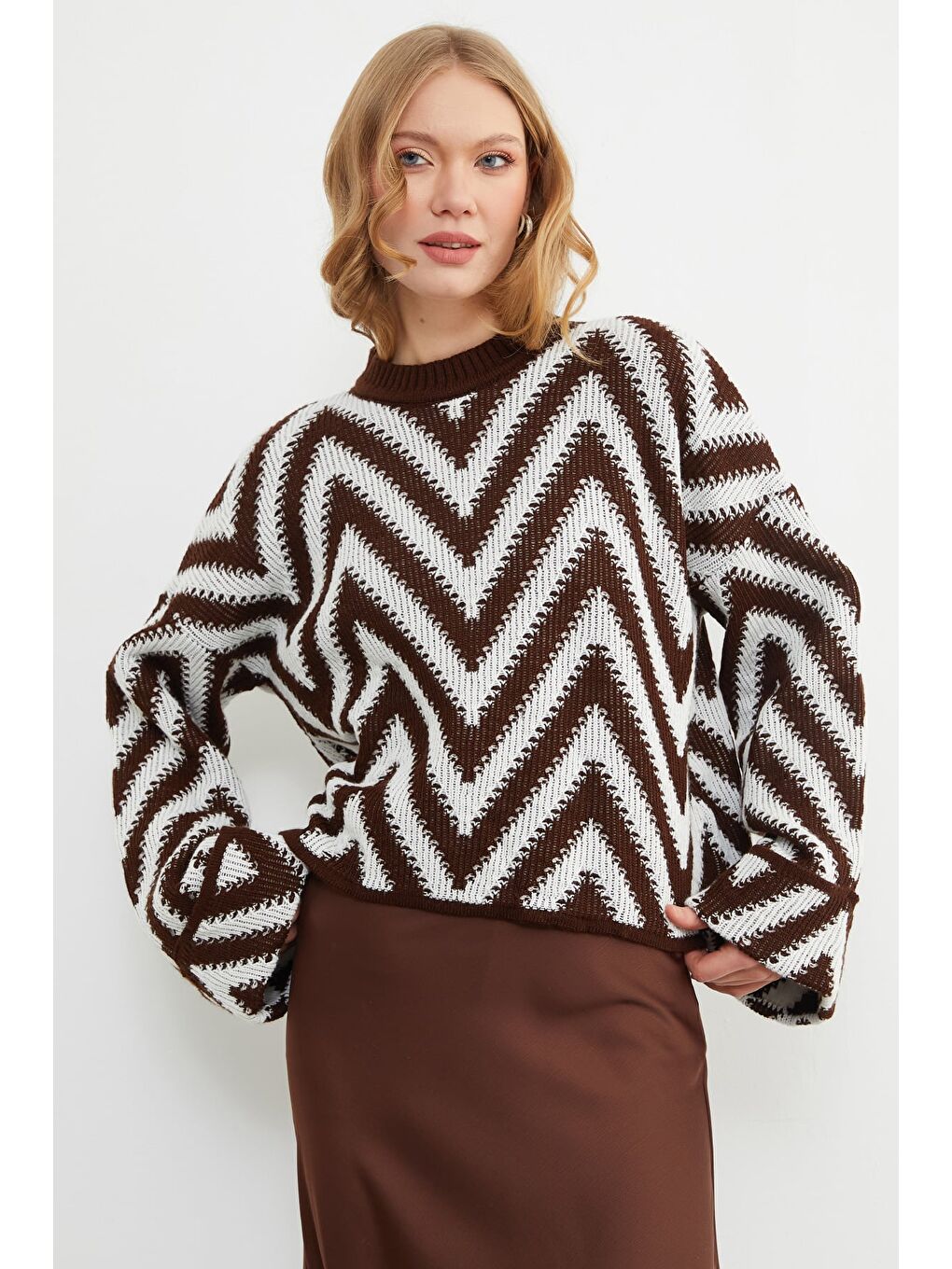 Kahverengi Zikzak Desenli Kol Detaylı Triko Kazak