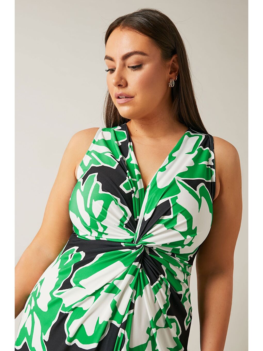 Beyaz Büyük Beden V Yaka Sıfır Kol Çiçek Desenli Önü Büzgülü Maxi Elbise 615376-1