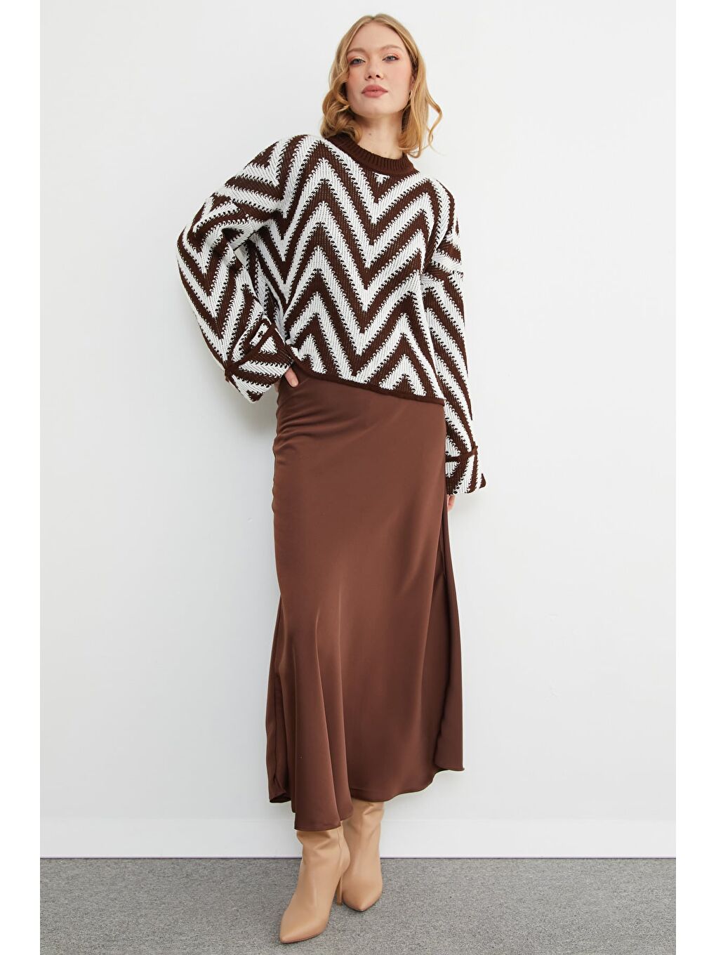 Kahverengi Zikzak Desenli Kol Detaylı Triko Kazak-2