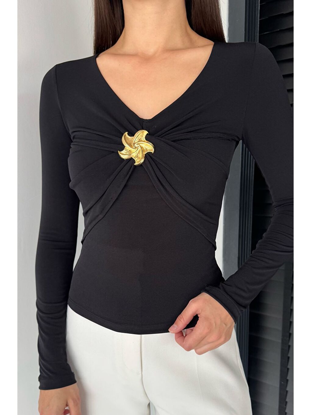 Siyah Kadın V Yaka Gold Toka Detaylı Elastanlı Bluz-2