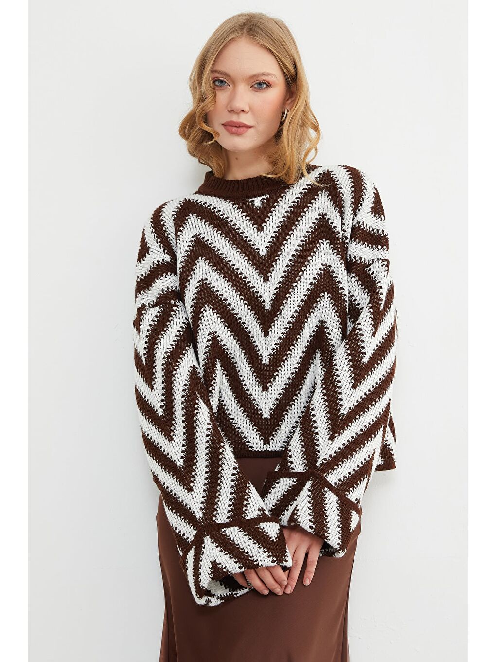 Kahverengi Zikzak Desenli Kol Detaylı Triko Kazak-4