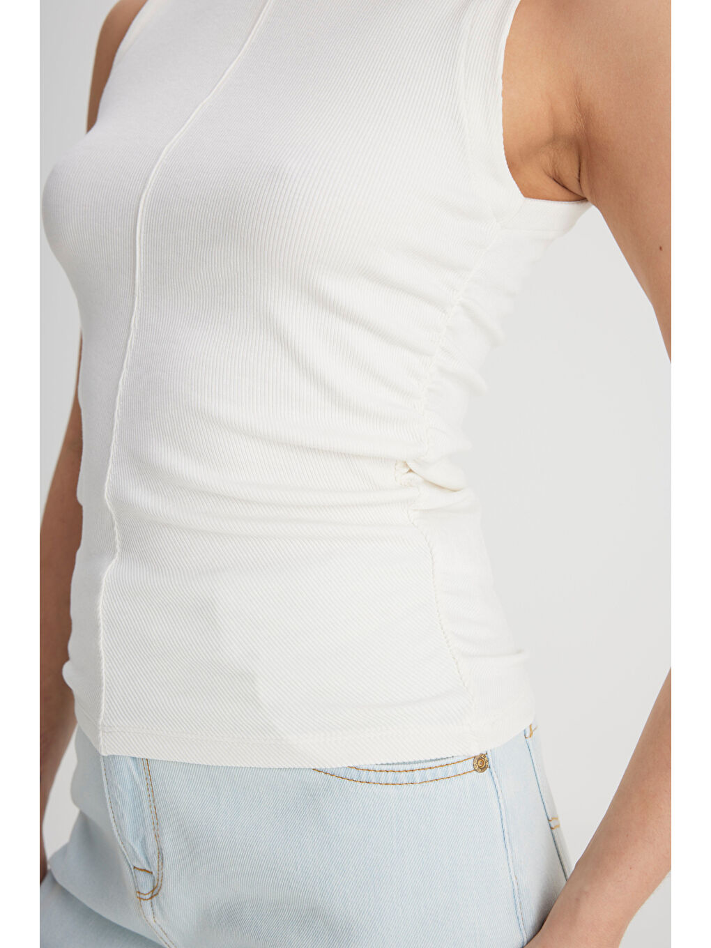 Slim Fit Dar Kesim Bisiklet Yaka Kırık Beyaz Tişört-4