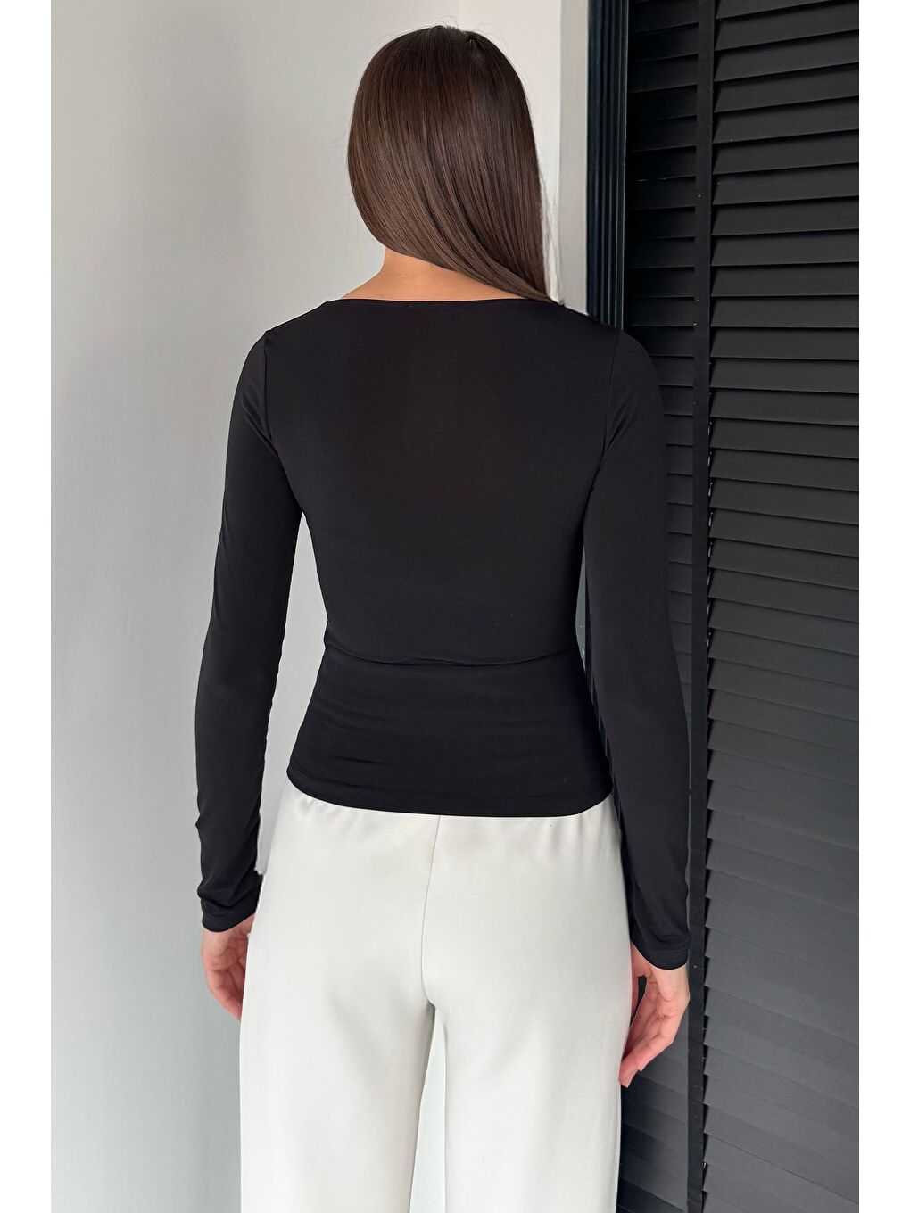 Siyah Kadın V Yaka Gold Toka Detaylı Elastanlı Bluz-3