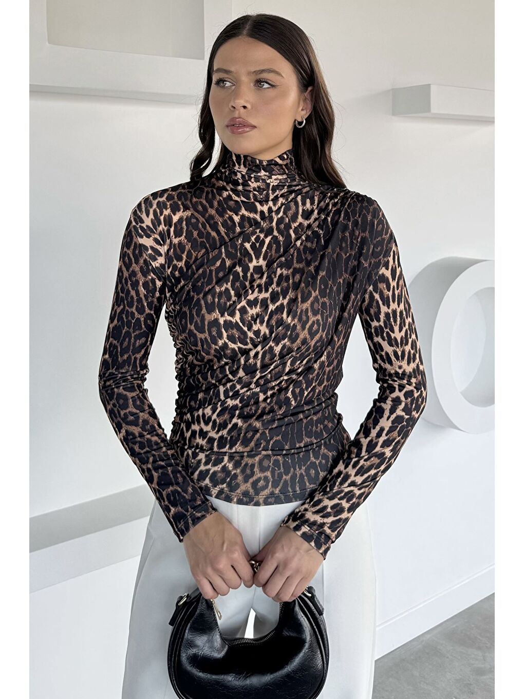 Kahverengi Leopar Desenli Omuz Ve Bel Drapeli Kadın Bluz