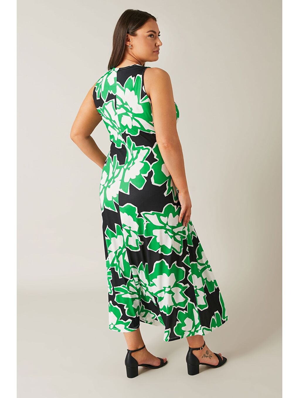 Beyaz Büyük Beden V Yaka Sıfır Kol Çiçek Desenli Önü Büzgülü Maxi Elbise 615376-4