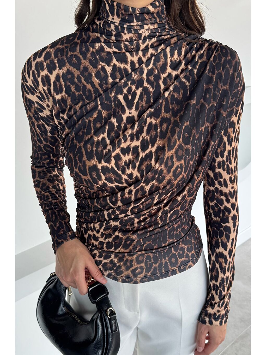 Kahverengi Leopar Desenli Omuz Ve Bel Drapeli Kadın Bluz-1