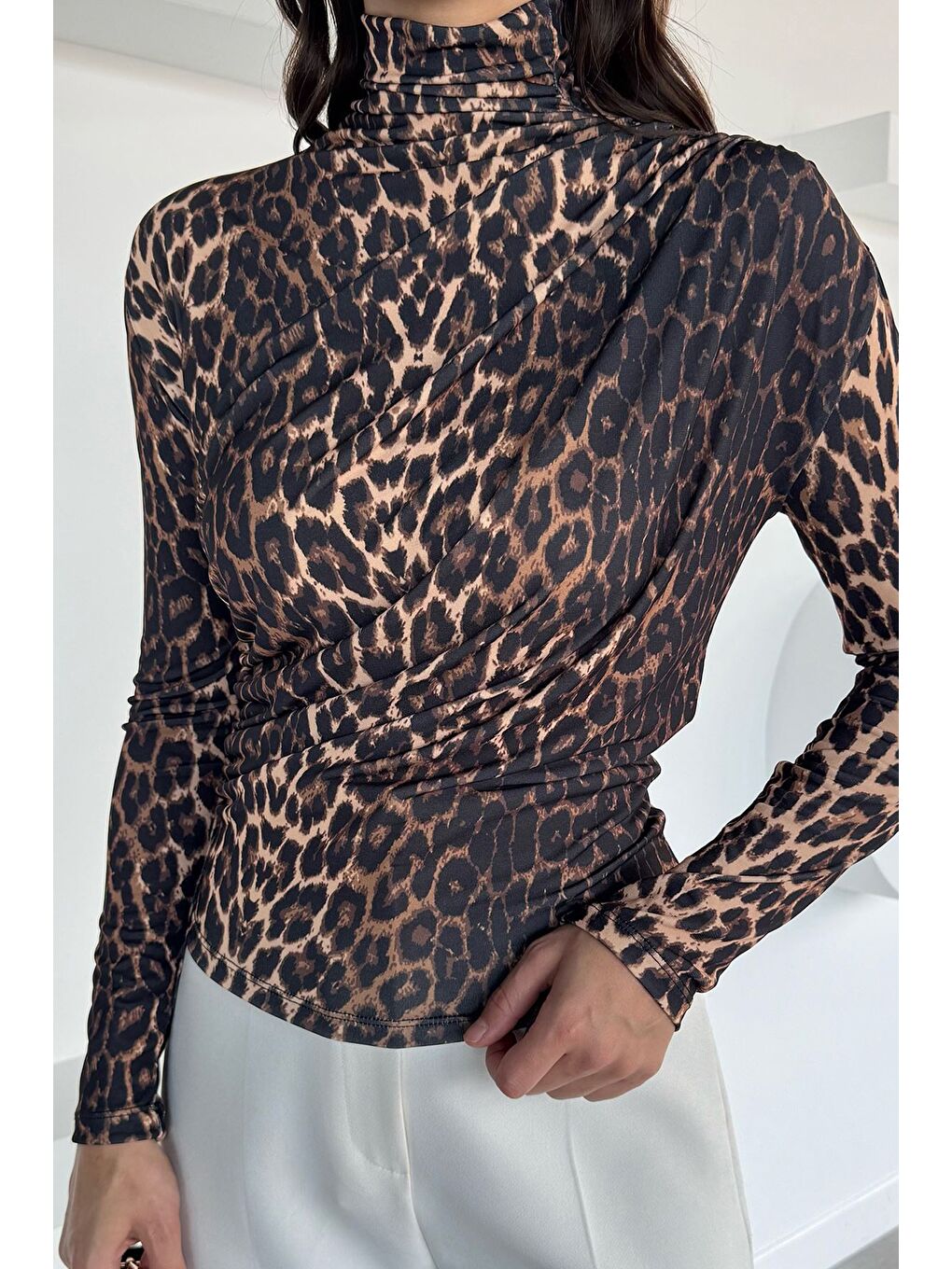 Kahverengi Leopar Desenli Omuz Ve Bel Drapeli Kadın Bluz-2
