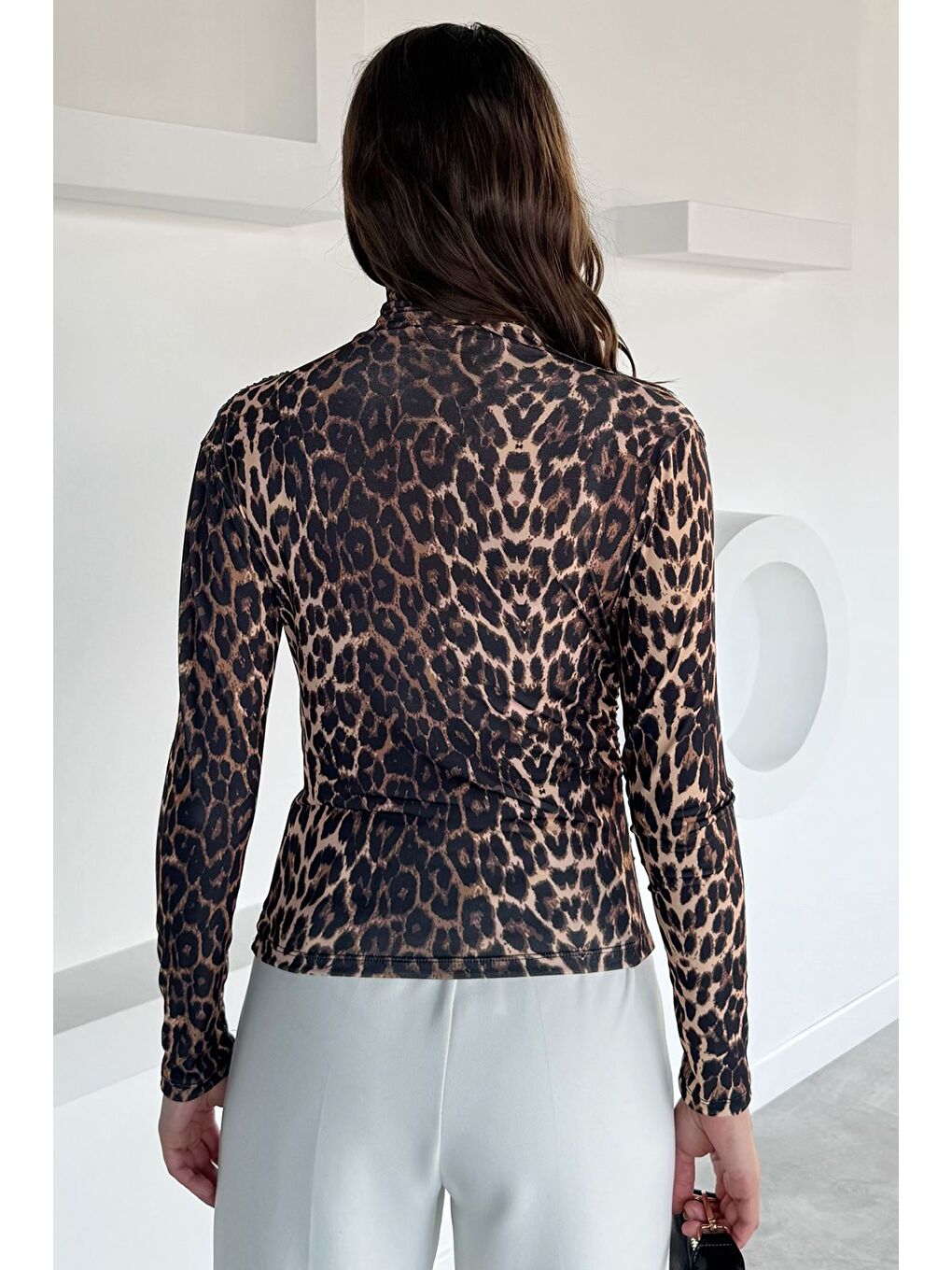 Kahverengi Leopar Desenli Omuz Ve Bel Drapeli Kadın Bluz-3