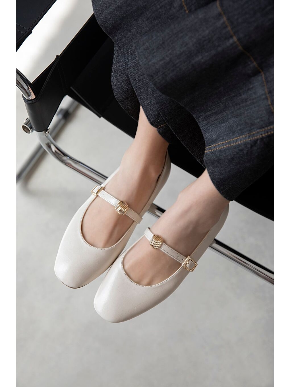 Libon Kadın Toka Detay Kırışık Deri Babet Bej-1