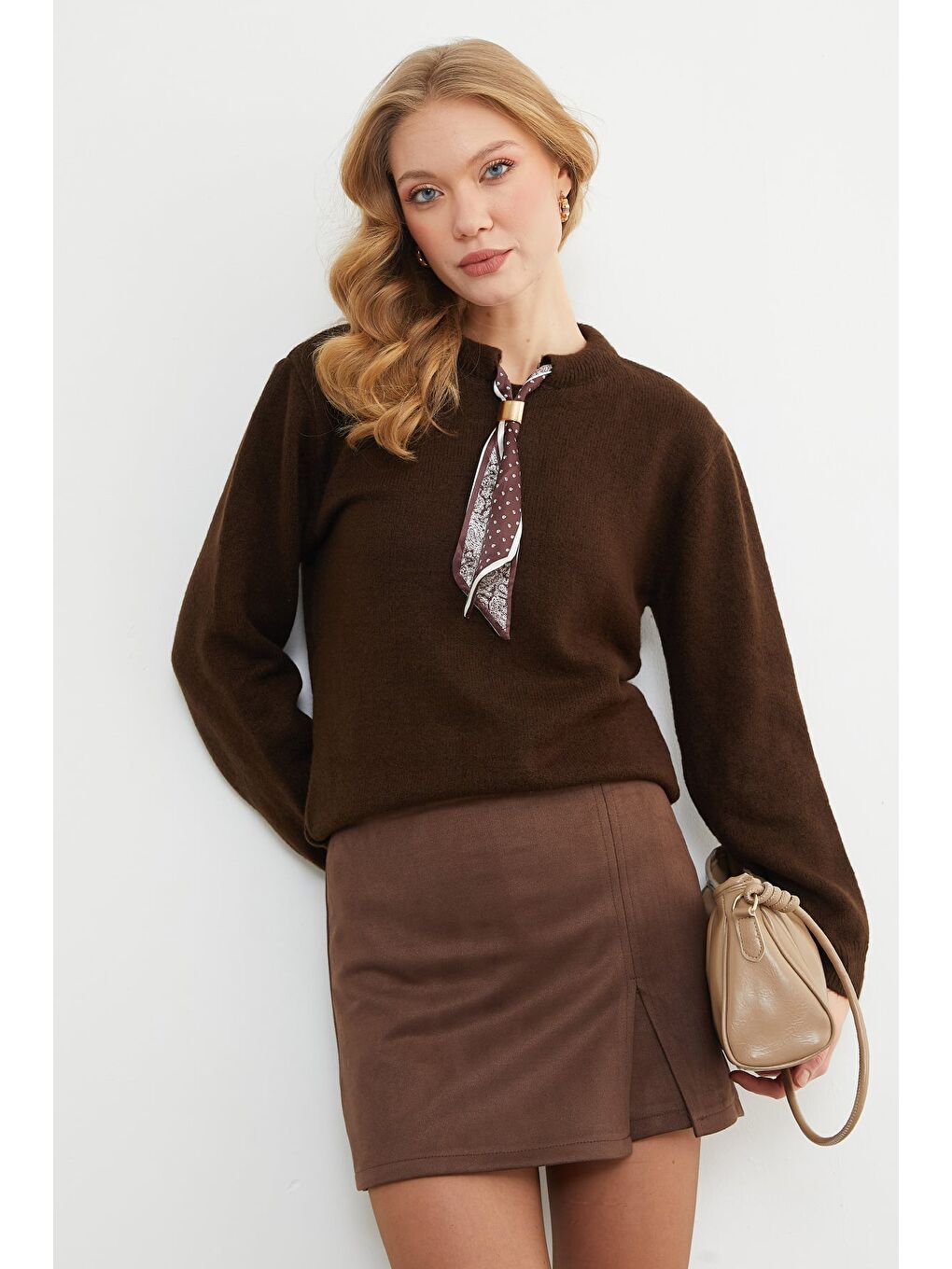 Kahverengi Fular Detaylı Bisiklet Yaka Triko Kazak-1