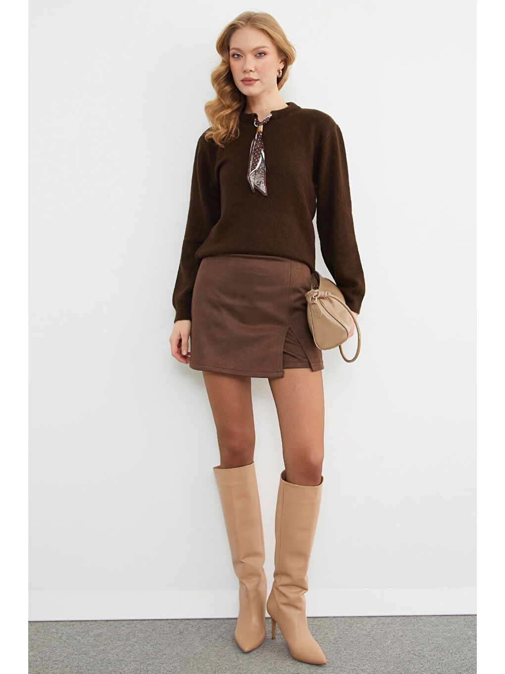 Kahverengi Fular Detaylı Bisiklet Yaka Triko Kazak-2