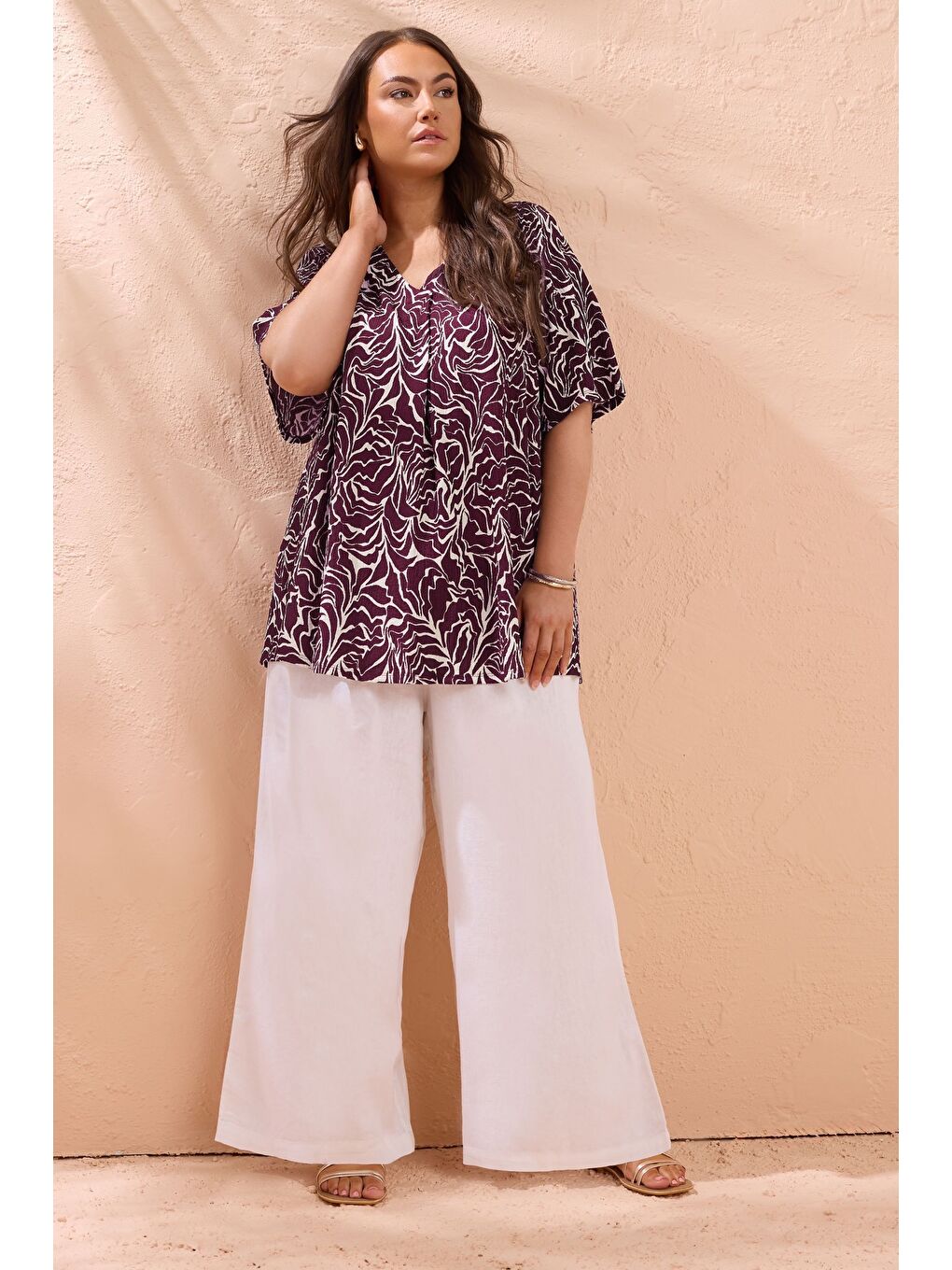 Mürdüm Büyük Beden V Yaka Kısa Kollu Soyut Desenli Asimetrik Kesim T-shirt 616219-1