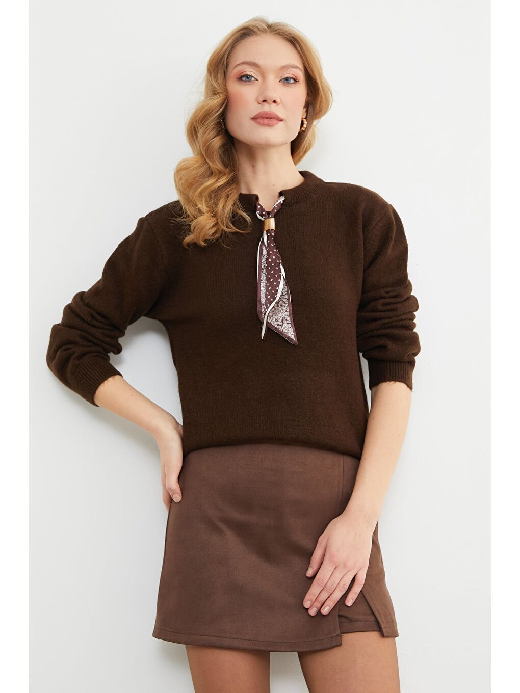 Kahverengi Fular Detaylı Bisiklet Yaka Triko Kazak-3