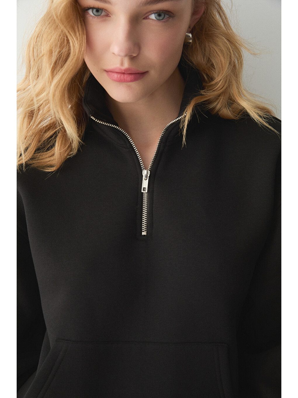 Bellagıo Kadın Organik Pamuklı Kanguru Cepli Yakası Fermuarlı Siyah Sweatshirt-1