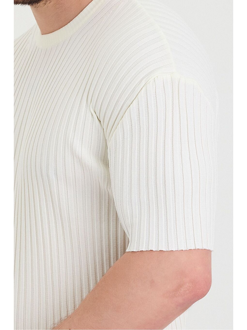 Beyaz Erkek Bisiklet Yaka Fitilli Kısa Kollu Ince Triko Tişört-1