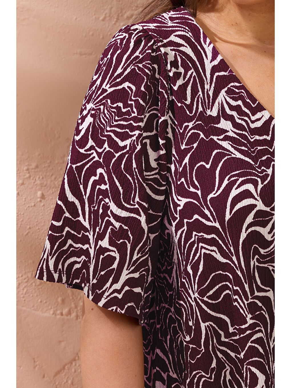 Mürdüm Büyük Beden V Yaka Kısa Kollu Soyut Desenli Asimetrik Kesim T-shirt 616219-3