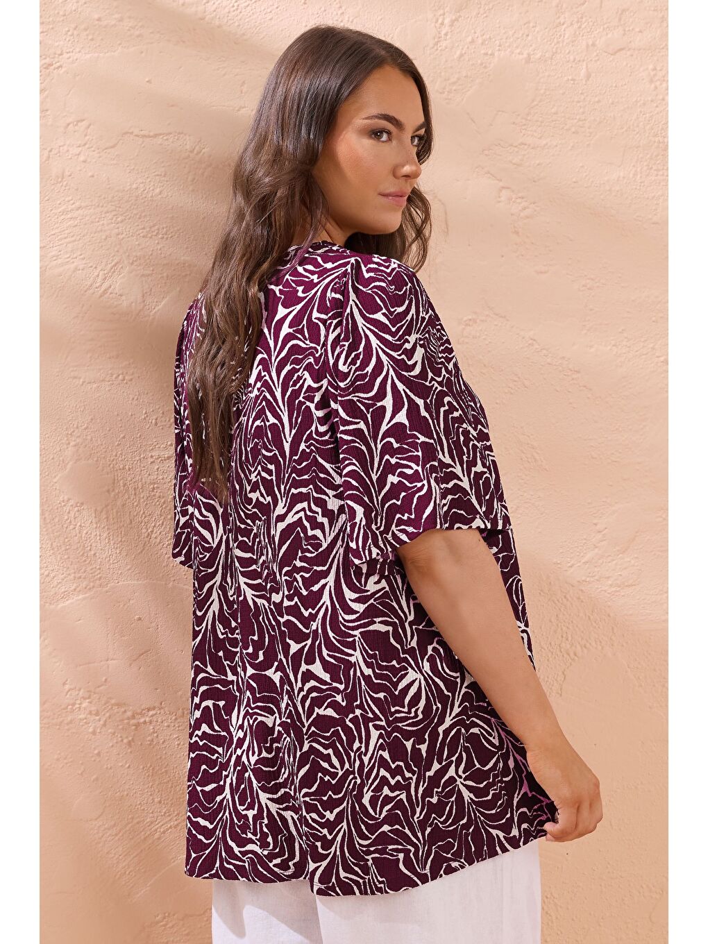 Mürdüm Büyük Beden V Yaka Kısa Kollu Soyut Desenli Asimetrik Kesim T-shirt 616219-4