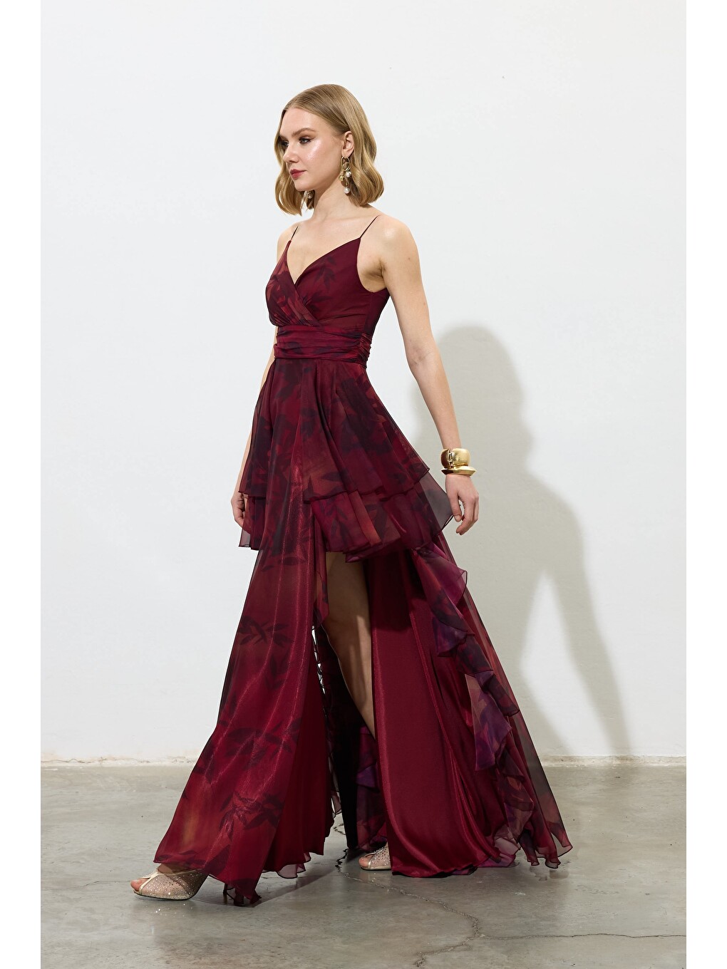 Bordo Yırtmaçlı Askılı Desenli Abiye Elbise-5
