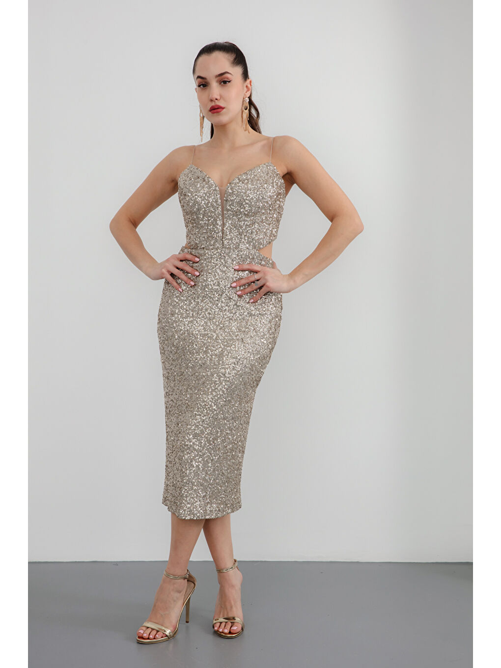 Sarı Kadın Gold Askılı Sırt Dekolteli Pul Payet Midi Abiye Elbise-1