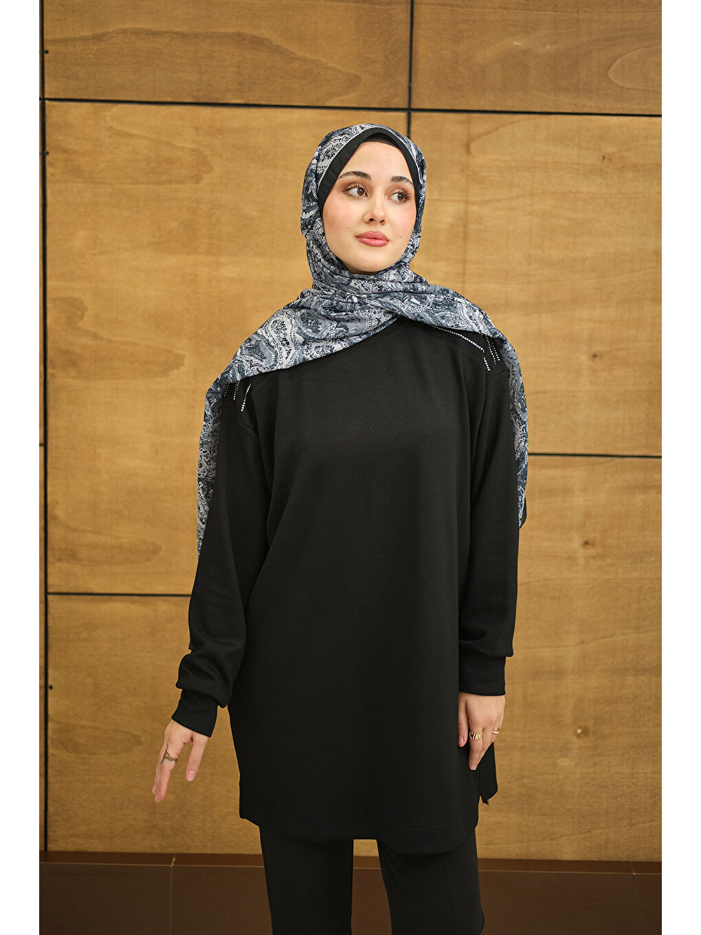 Kadın Bisiklet Yaka Omuz Taş Detay Regular Viskon Tunik Siyah-1