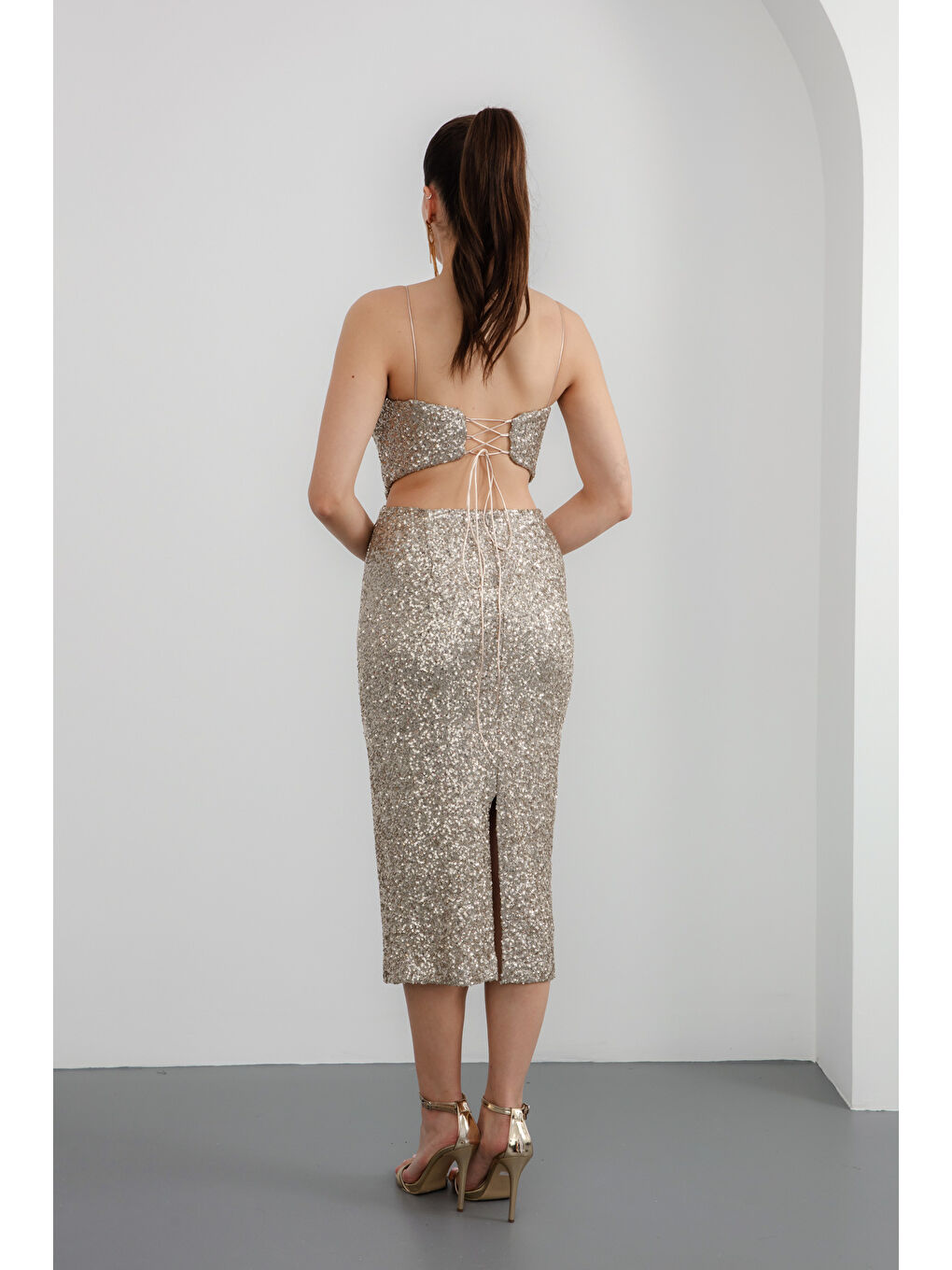 Sarı Kadın Gold Askılı Sırt Dekolteli Pul Payet Midi Abiye Elbise-4