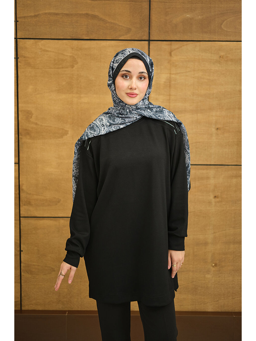 Kadın Bisiklet Yaka Omuz Taş Detay Regular Viskon Tunik Siyah-2