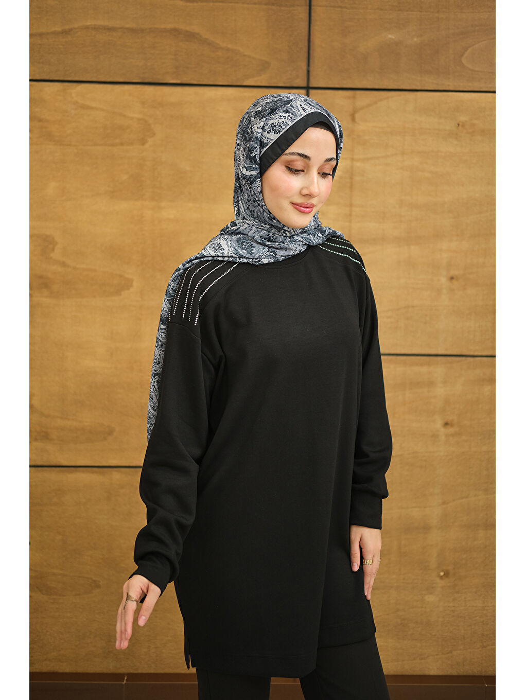 Kadın Bisiklet Yaka Omuz Taş Detay Regular Viskon Tunik Siyah-3