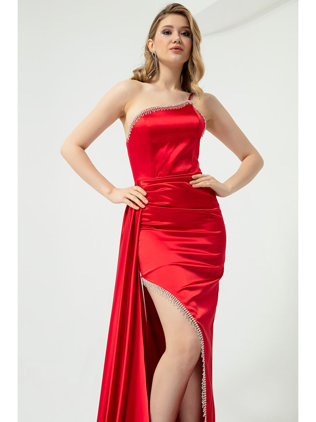 Kadın Kırmızı Tek Omuzlu Taşlı Uzun Saten Abiye Elbise-3