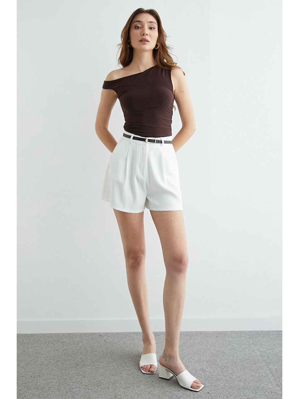 Kahverengi Yanları Drapeli Tek Kol Bluz-1