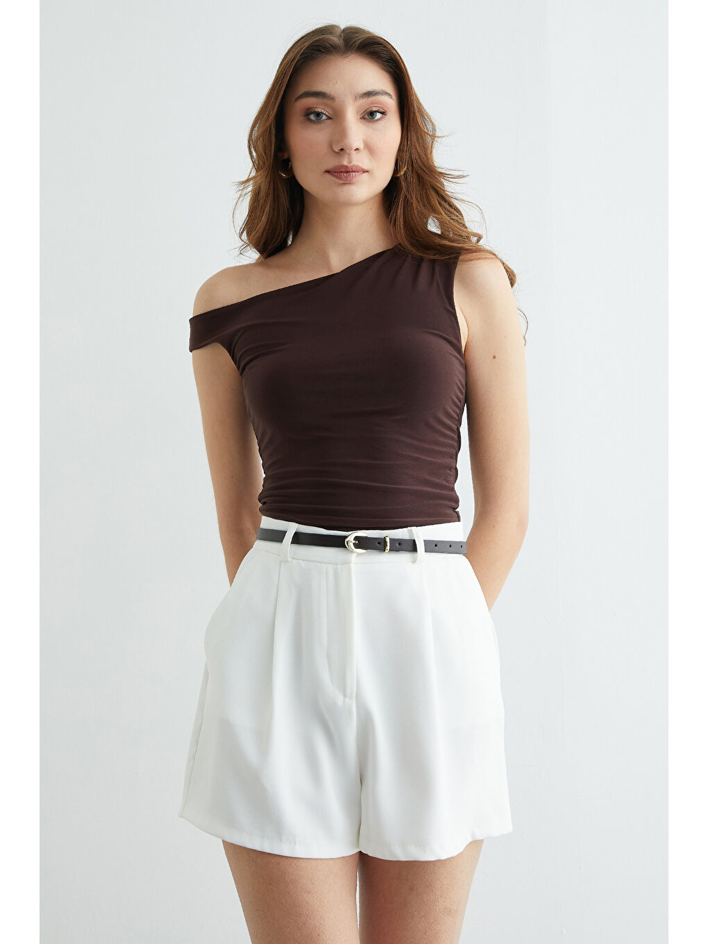 Kahverengi Yanları Drapeli Tek Kol Bluz-2