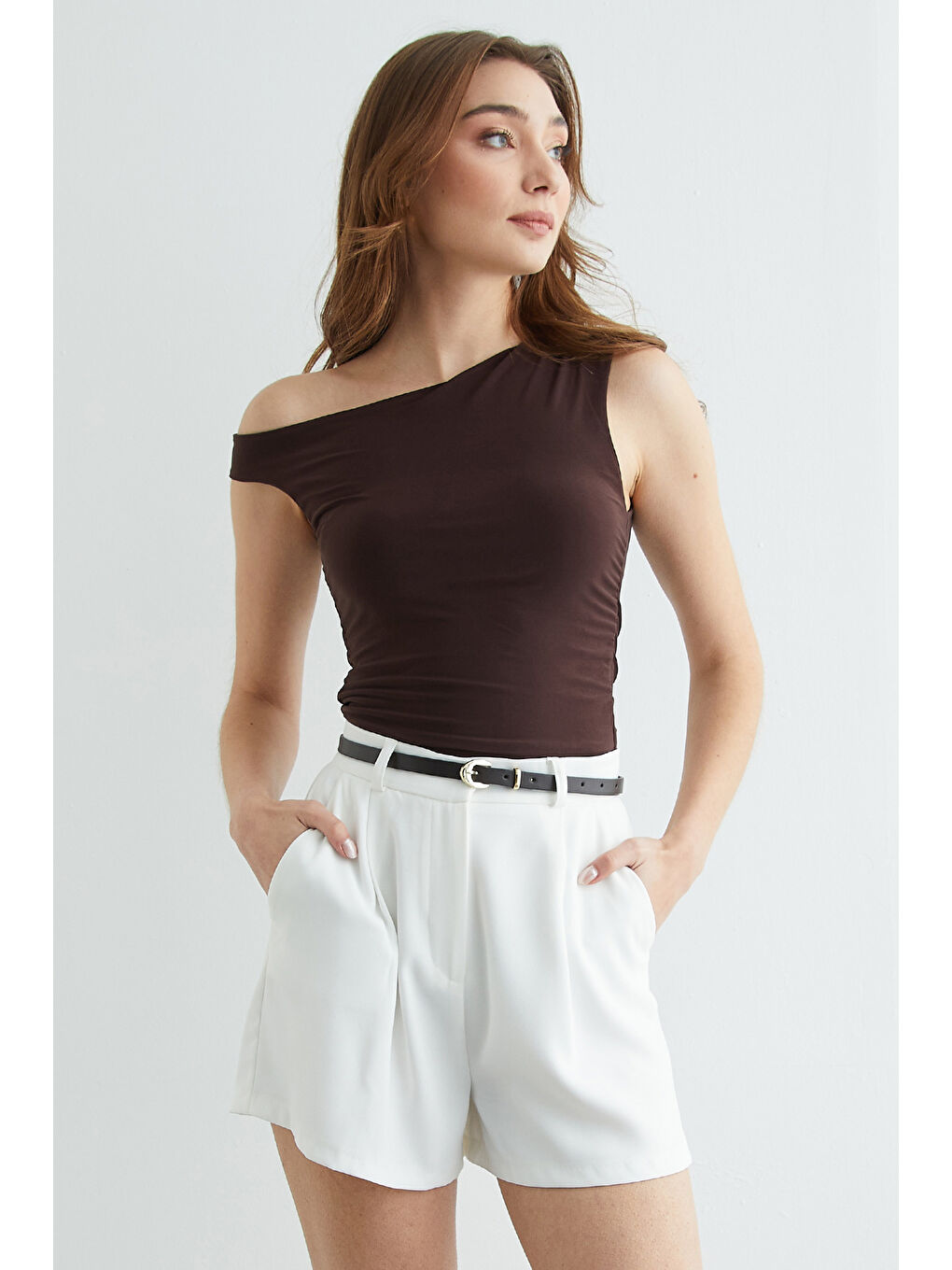 Kahverengi Yanları Drapeli Tek Kol Bluz-4