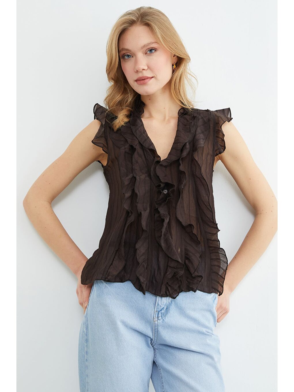 Kahverengi Çizgili Fırfırlı Jakarlı Bluz