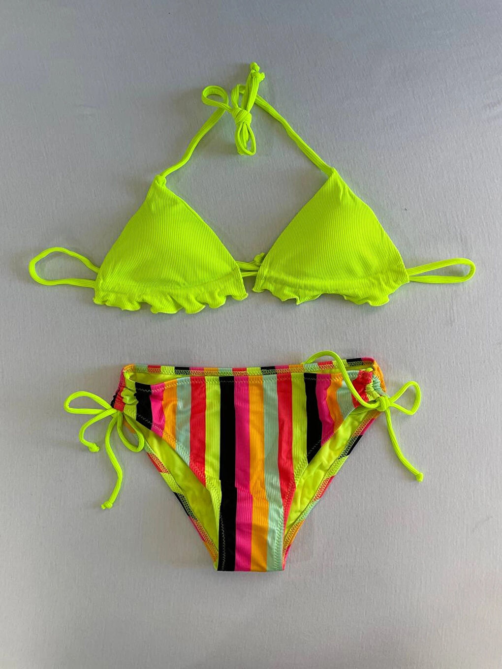 Kadın Neon Sarı Renk Desenli Boyundan Bağlamalı Bikini Takım HZL25S-LC3350