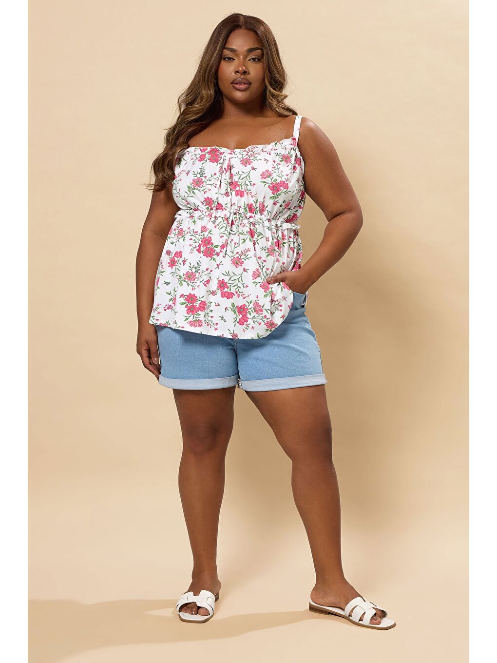 Beyaz Büyük Beden Kare Yaka Askılı İp Detaylı Çiçek Desenli T-shirt 322694-1