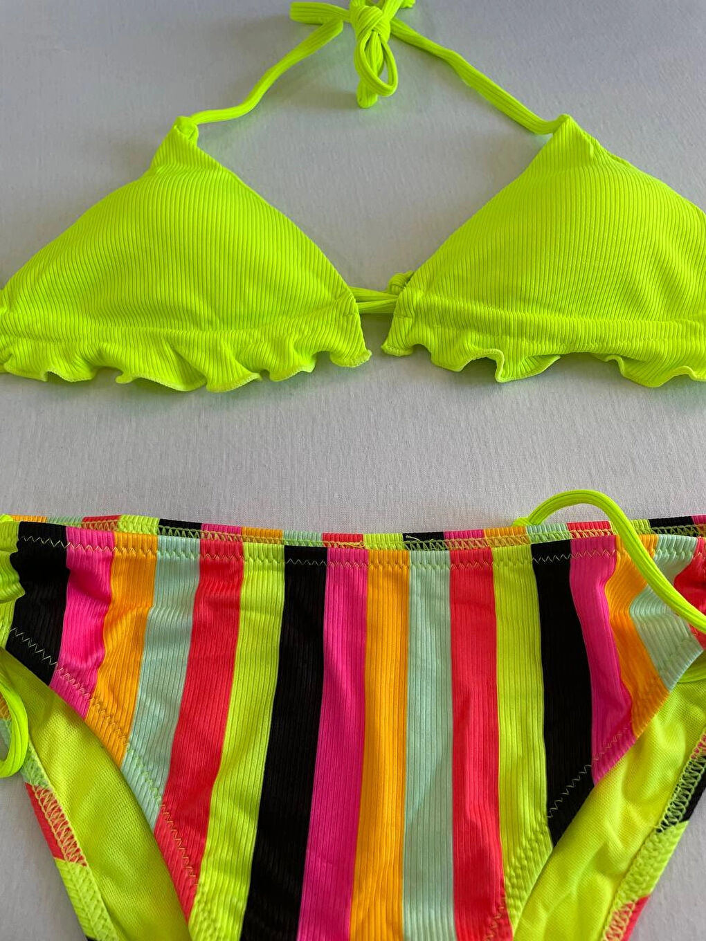 Kadın Neon Sarı Renk Desenli Boyundan Bağlamalı Bikini Takım HZL25S-LC3350-1