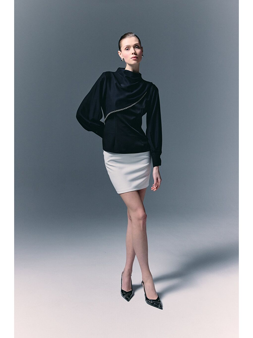 Ön Aksesuarlı Bluz - Siyah-1