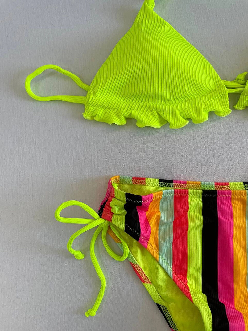 Kadın Neon Sarı Renk Desenli Boyundan Bağlamalı Bikini Takım HZL25S-LC3350-2