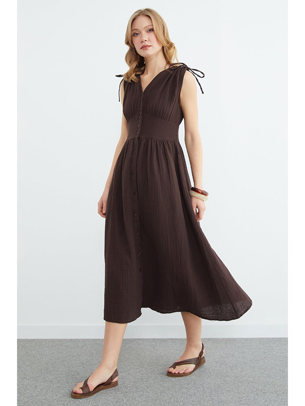 Kahverengi Omuz Bağcıklı Düğmeli Müslin Elbise