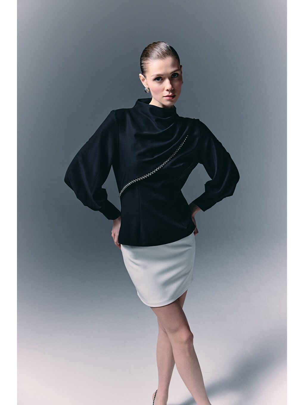 Ön Aksesuarlı Bluz - Siyah-2