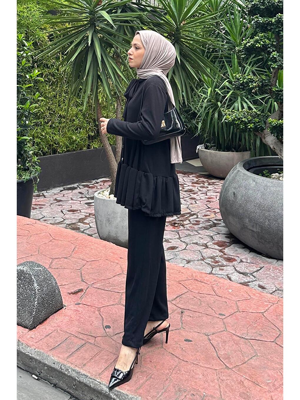 Örme Fitilli Kumaş Eteği Volan Detaylı Tesettür Takım Siyah-1