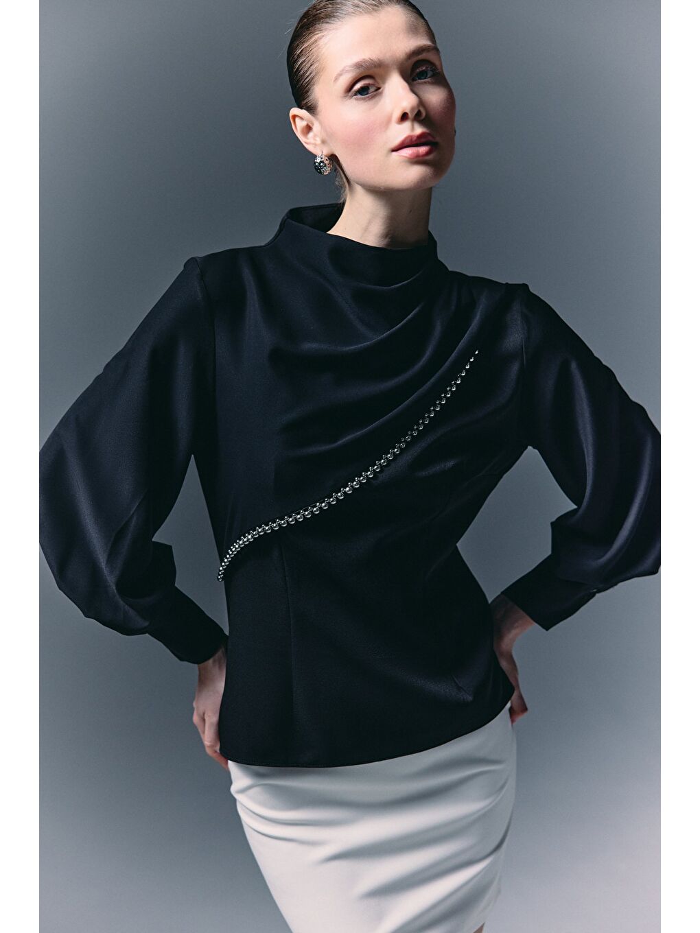 Ön Aksesuarlı Bluz - Siyah-3