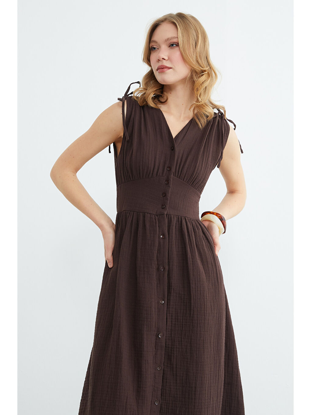 Kahverengi Omuz Bağcıklı Düğmeli Müslin Elbise-1